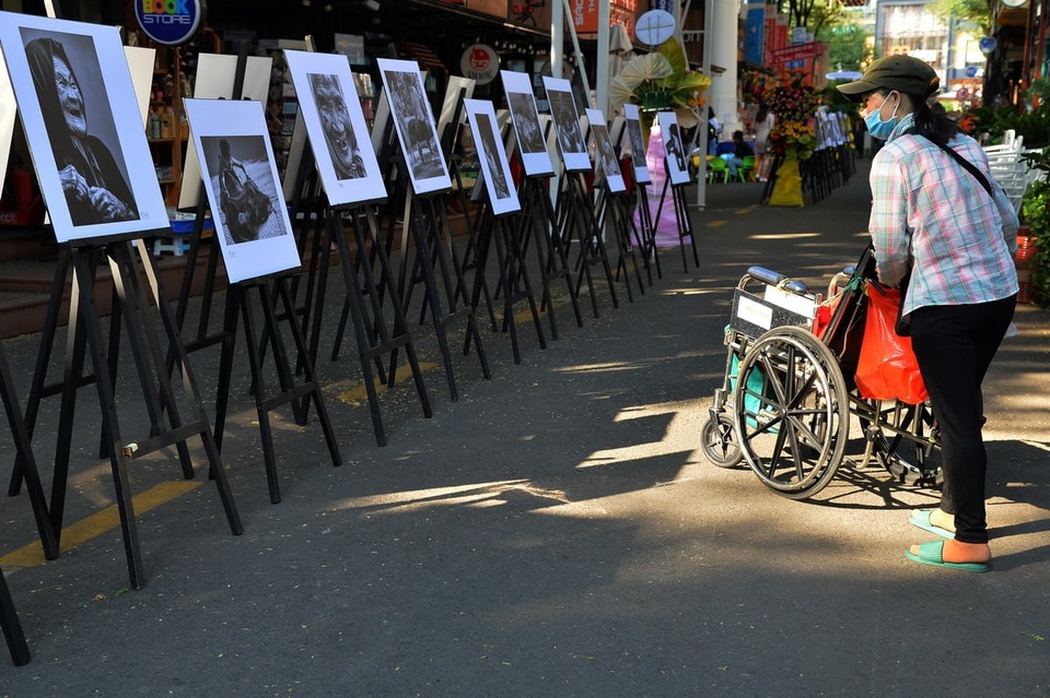 Nhiếp ảnh gia đi dọc đất nước săn những nụ cười - 2