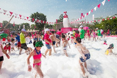 Hàng ngàn trẻ em vui Tết thiếu nhi sớm với bể bọt mịn "có một không hai"