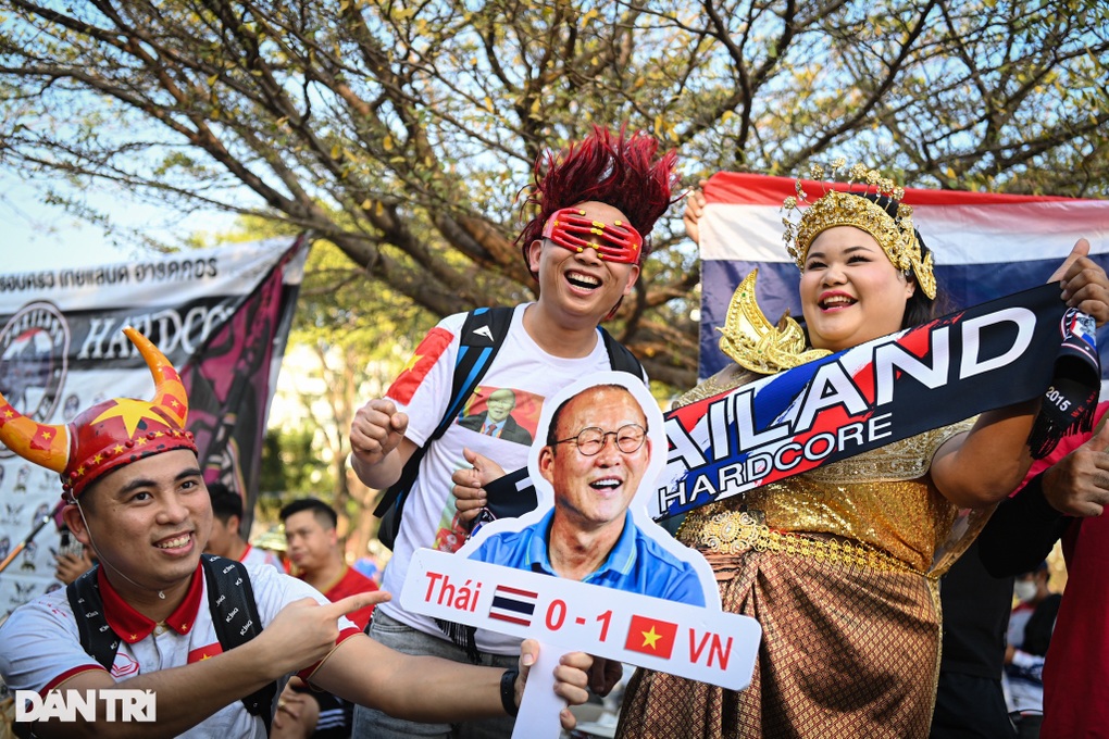 Cổ động viên tin tưởng Việt Nam sẽ chiến thắng trên đất Thái  - 6