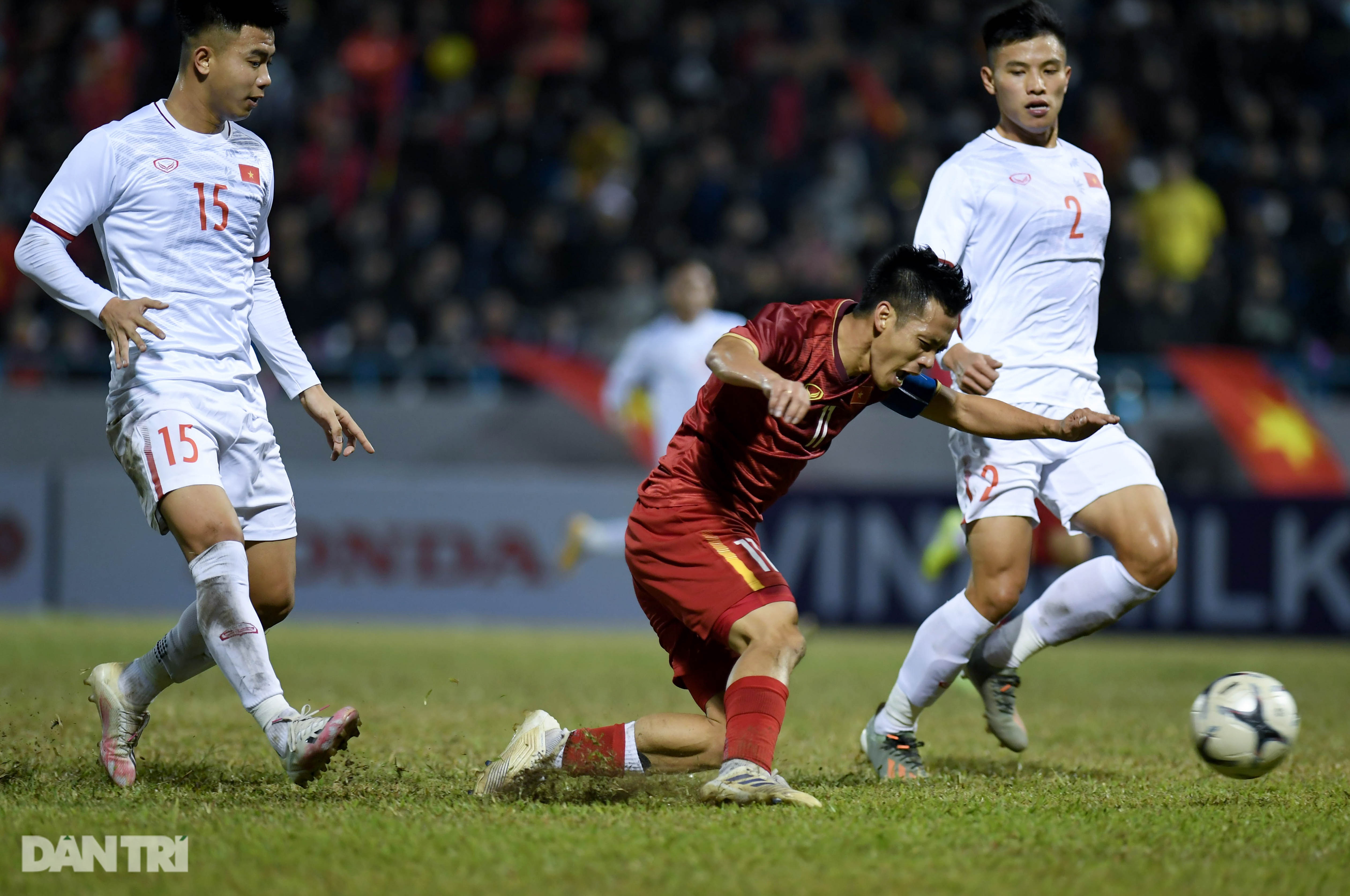 Văn Quyết ghi điểm trong chiến thắng của tuyển Việt Nam trước đàn em U22 - 12 Văn Quyết ghi điểm trong chiến thắng của tuyển Việt Nam trước đàn em U22 - 12