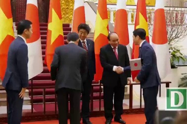 Hai Thủ tướng chủ trì họp báo sau khi chứng kiến lễ trao văn kiện hợp tác