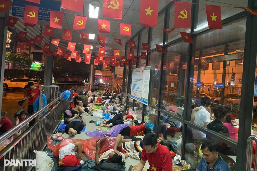 Hà Nội mưa nặng hạt, người dân dựng lều ngủ tạm xuyên đêm ở nhà ga, bến xe - 1 Hà Nội mưa nặng hạt, người dân dựng lều ngủ tạm xuyên đêm ở nhà ga, bến xe - 1