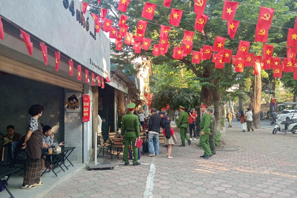 Công an phường Ba Đình quyết tâm chấn chỉnh tình trạng buôn bán trên vỉa hè - 1