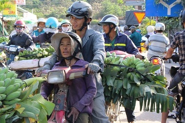 Chợ chuối lớn nhất Nam Trung Bộ chỉ họp vào dịp Tết