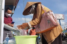 Người bán vé số, sinh viên… mừng rơi nước mắt vì được ở trọ miễn phí