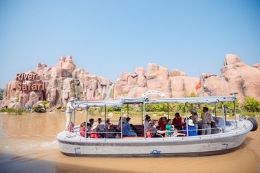 Đêm rằm Hội An: Ấn tượng khó quên với tiếng hát Hà Anh Tuấn bên dòng sông Hoài thơ mộng