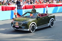 Xe VinFast VF 9 dẫn đoàn diễu binh mừng đại lễ 30/4 có gì khác xe thường?