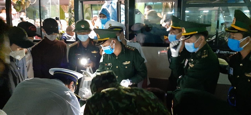 Bộ đội căng mình nơi cửa khẩu đón công dân từ Lào trở về - 5 Bộ đội căng mình nơi cửa khẩu đón công dân từ Lào trở về - 5