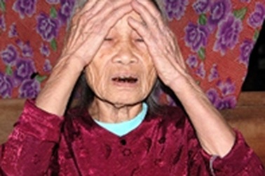 Cụ bà 80 tuổi bị hai "nữ quái" lừa cướp hoa tai