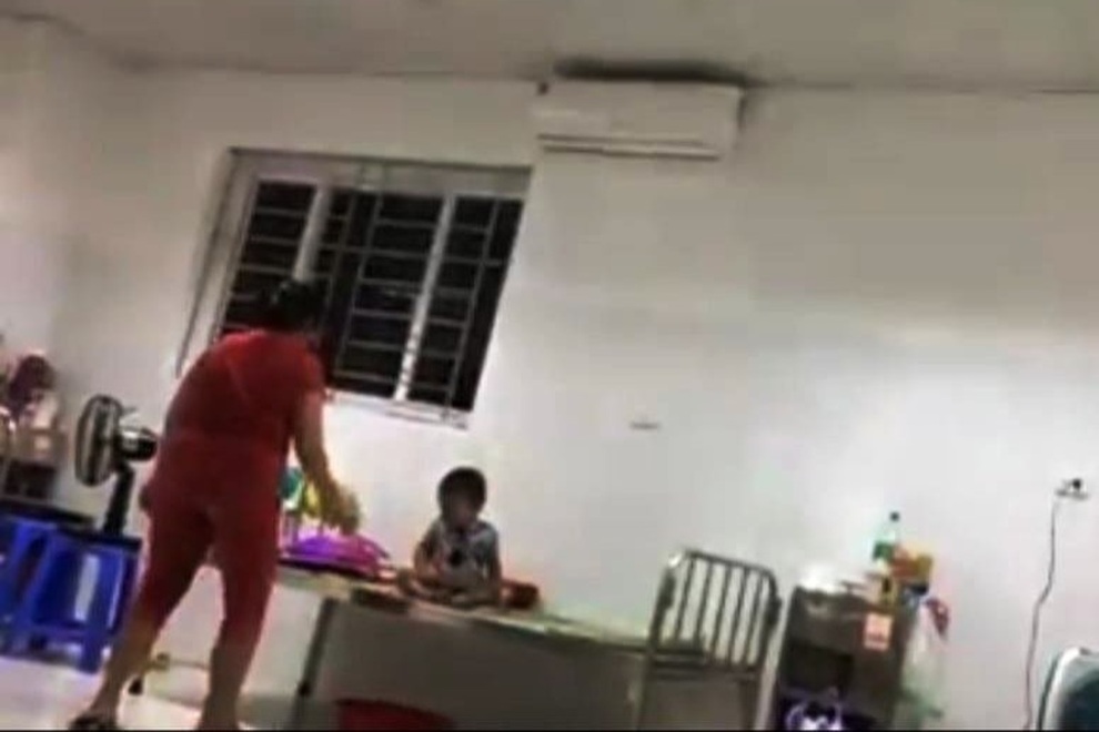 Công an xác minh clip mẹ đánh đập con nhỏ trong bệnh viện - 1 Công an xác minh clip mẹ đánh đập con nhỏ trong bệnh viện - 1