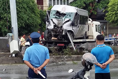 Xe khách tông cột điện, 8 người nhập viện