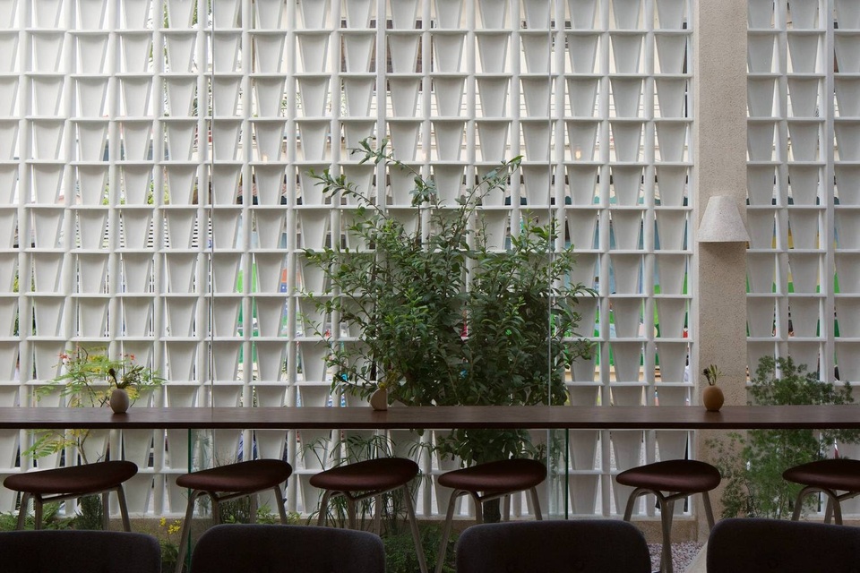 Độc lạ quán cà phê nửa kín nửa hở, phong cách nhỏ giọt ở Sài Gòn - 7