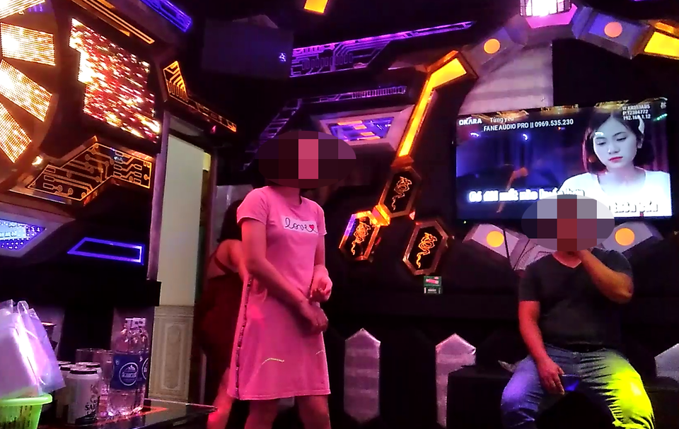 Cảnh nam nữ nườm nượp trong quán karaoke mặc Hà Nội chưa gỡ lệnh cấm - 3 Cảnh nam nữ nườm nượp trong quán karaoke mặc Hà Nội chưa gỡ lệnh cấm - 3