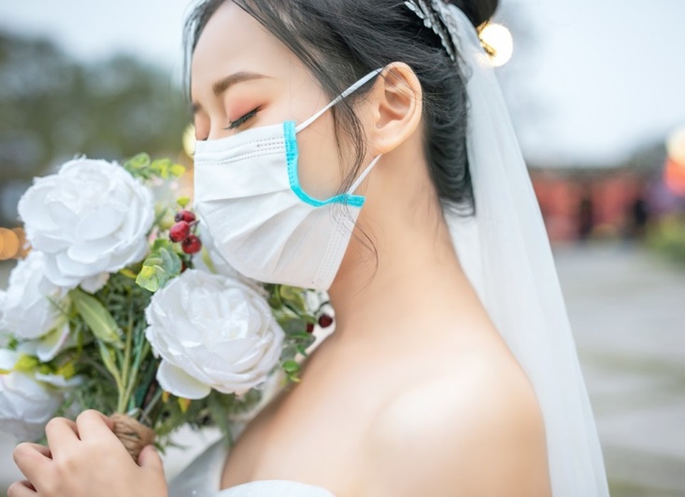 Dịch corona bùng phát, bộ ảnh cưới cô dâu chú rể đeo khẩu trang gây “sốt” mạng - 3 Dịch corona bùng phát, bộ ảnh cưới cô dâu chú rể đeo khẩu trang gây “sốt” mạng - 3