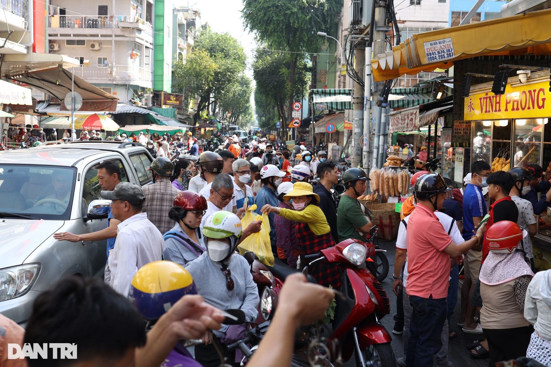 Người dân TPHCM xếp hàng từ 5h sáng để mua thịt quay vía Thần Tài - 7 Người dân TPHCM xếp hàng từ 5h sáng để mua thịt quay vía Thần Tài - 7