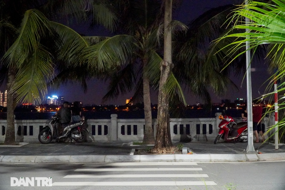 Vừa được nới lỏng, người dân rủ nhau hẹn hò, tụ tập hóng gió ở Hồ Tây - 6 Vừa được nới lỏng, người dân rủ nhau hẹn hò, tụ tập hóng gió ở Hồ Tây - 6