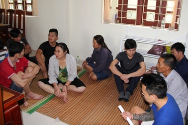 Bắt quả tang 12 đối tượng đánh bạc trong quán karaoke