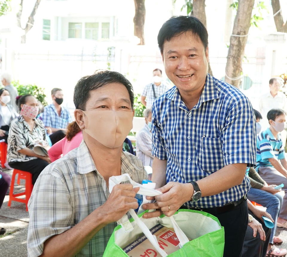 TPHCM: Hơn 400 triệu đồng hỗ trợ người dân gặp khó khăn vì dịch Covid-19 - 1 TPHCM: Hơn 400 triệu đồng hỗ trợ người dân gặp khó khăn vì dịch Covid-19 - 1