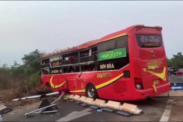 Khoảnh khắc 2 xe khách lao vào nhau rạng sáng 30/4