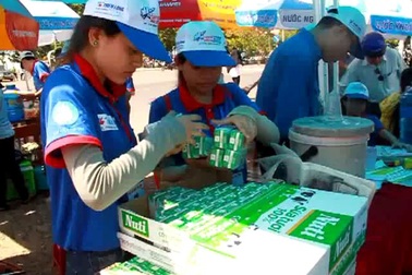 Bình Định: Cơm, sữa, trà đá miễn phí mát lòng sĩ tử