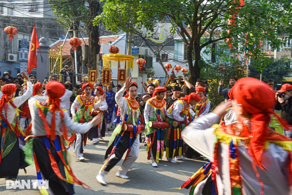 Những chàng trai Hà Nội mỗi năm giả gái một lần, múa điệu lẳng lơ - 3 Những chàng trai Hà Nội mỗi năm giả gái một lần, múa điệu lẳng lơ - 3