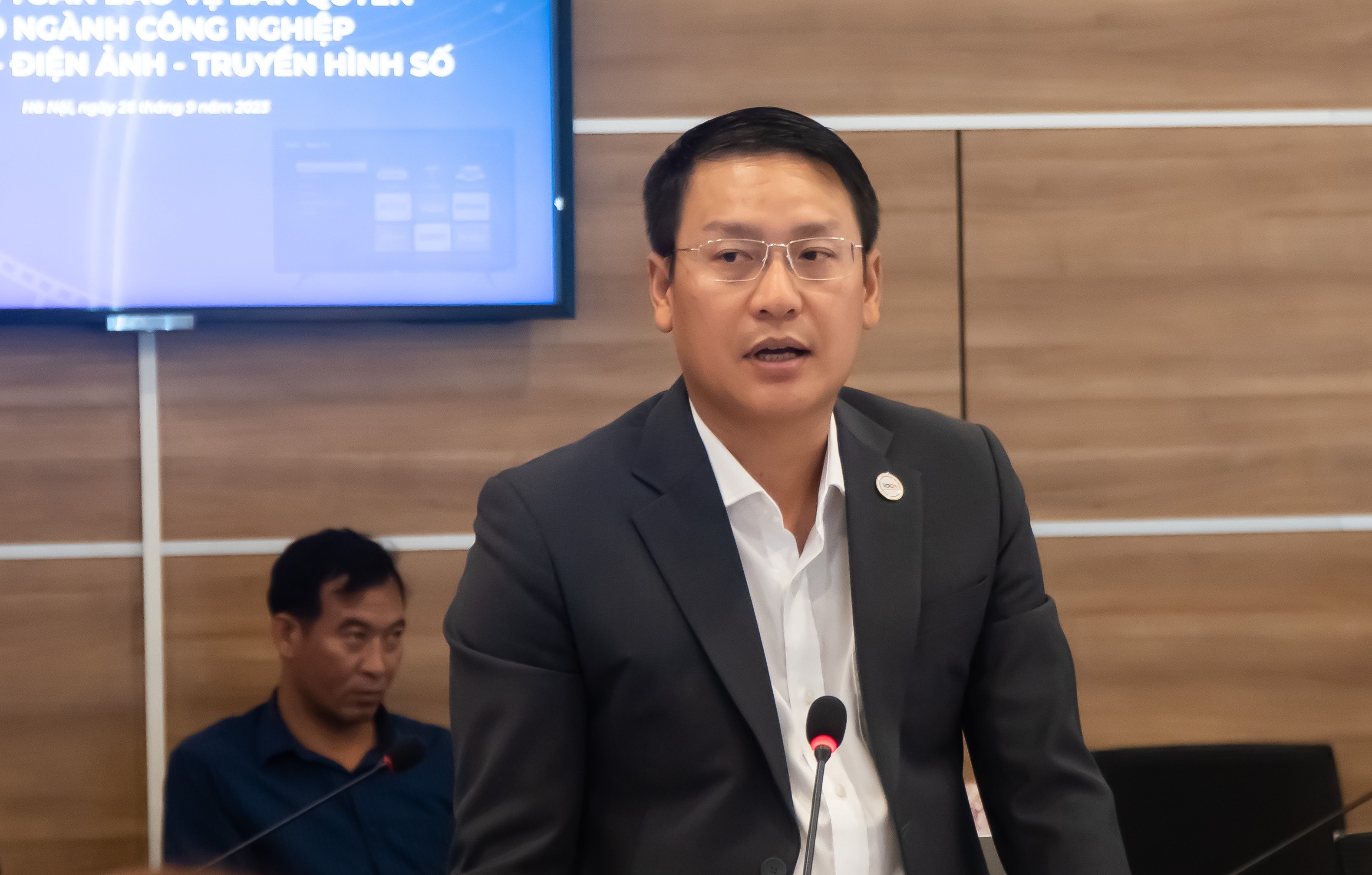 ベトナムデジタルメディア協会副会長兼事務局長のブー・キエム・ヴァン氏が討論会の冒頭でスピーチした。 ベトナムデジタルメディア協会副会長兼事務局長のブー・キエム・ヴァン氏が討論会の冒頭でスピーチした。