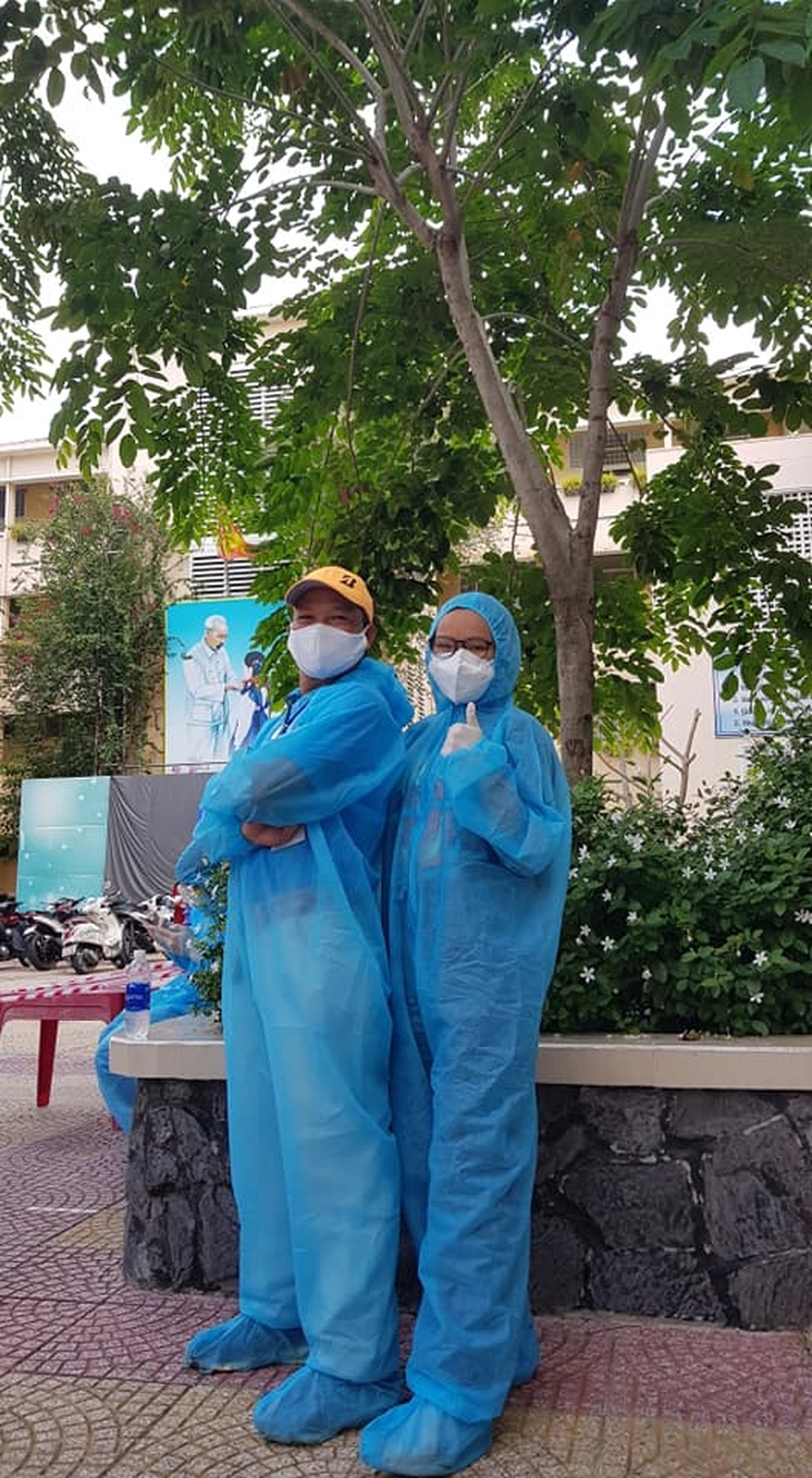 Hoàn thành kỳ thi THPT, nữ sinh xung phong cùng bố đi chống dịch - 1 Hoàn thành kỳ thi THPT, nữ sinh xung phong cùng bố đi chống dịch - 1