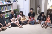 Cặp vợ chồng nuôi 12 người con, mỗi ngày ăn hết 6kg gạo