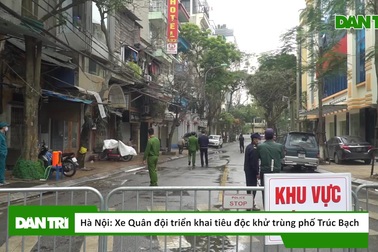 Quân đội khử trùng phố Trúc Bạch