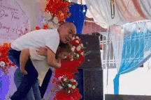 Chuyện tình xúc động: Vợ 43kg suốt 7 năm cõng chồng nặng 70kg ở Vĩnh Phúc