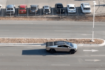 Xem xe Tesla Cybertruck lăn bánh ngoài đời thực, thể hiện cua hẹp xuất sắc