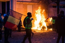 Pháp cân nhắc ban bố tình trạng khẩn cấp vì bạo loạn tồi tệ nhất 50 năm