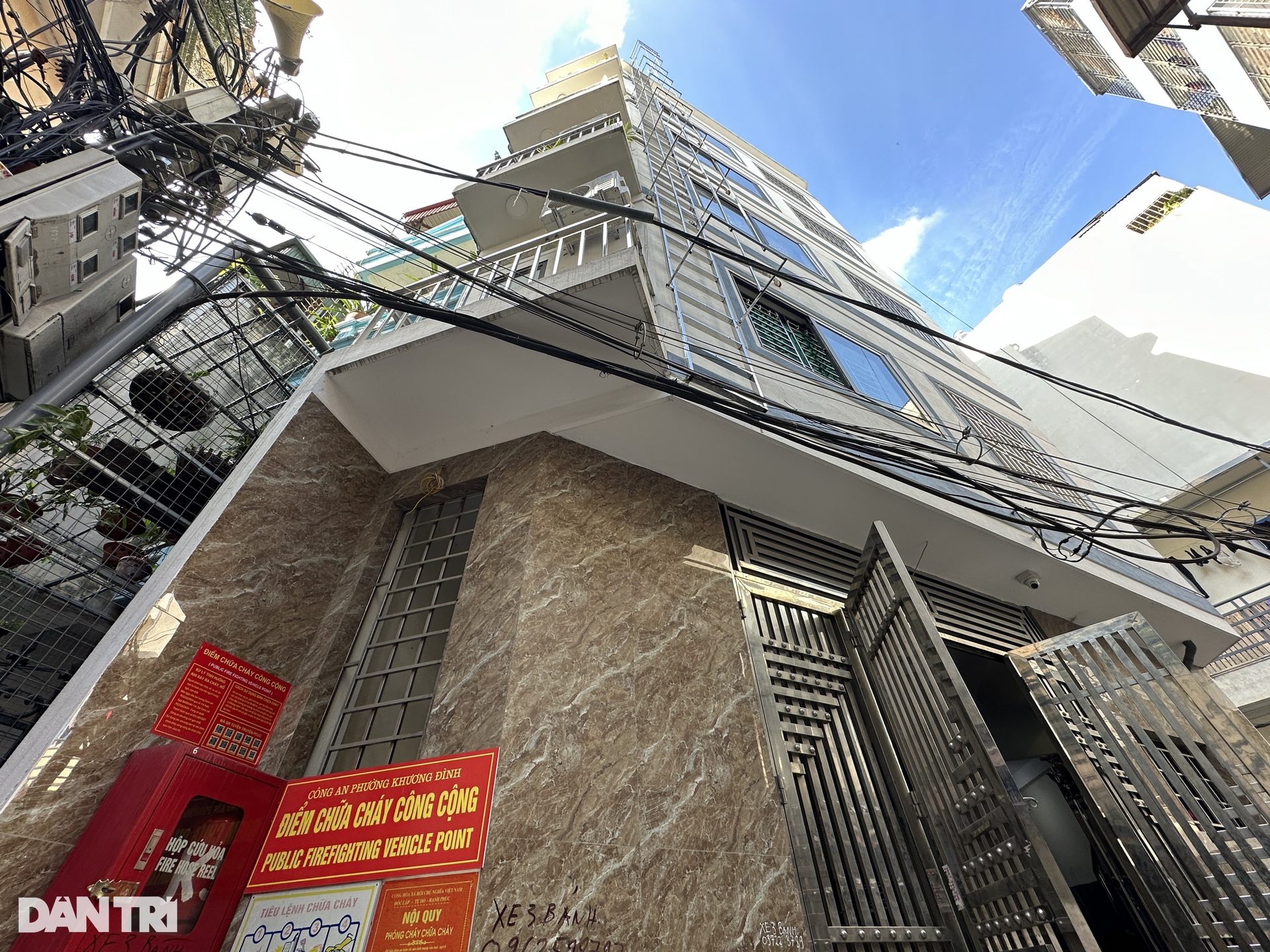 Chung cư mini ở Hà Nội ồ ạt lắp thang thoát hiểm ngoài trời - 4 Chung cư mini ở Hà Nội ồ ạt lắp thang thoát hiểm ngoài trời - 4