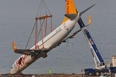 Toàn cảnh cuộc giải cứu máy bay chở khách "treo" vách đá