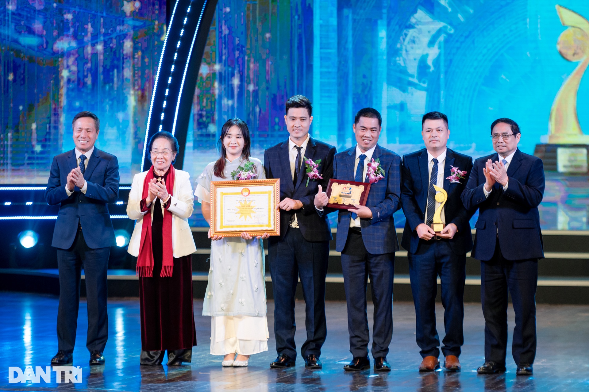 Toàn cảnh Lễ trao giải Nhân tài Đất Việt lần thứ 17 - 14 Toàn cảnh Lễ trao giải Nhân tài Đất Việt lần thứ 17 - 14