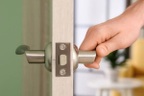 Cửa ra vào bị kẹt cứng và cách xử lý đơn giản tại nhà