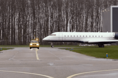 Máy bay đầu tiên dát kim cương ở Dubai