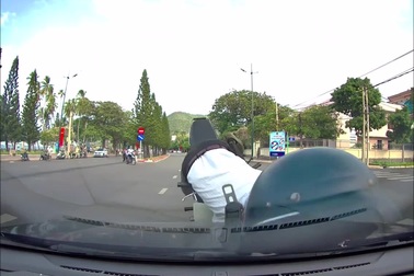 Cụ ông bất ngờ đi vào làn ngược chiều rồi lao vào ô tô hết sức khó hiểu