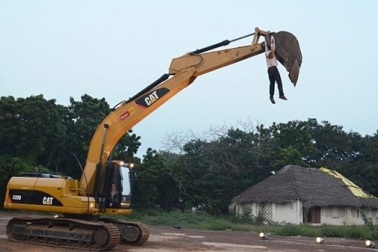 Màn khiêu vũ có một không hai với... máy xúc 