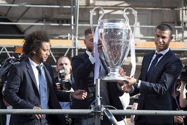 C.Ronaldo cạo đầu mừng chức vô địch Champions League