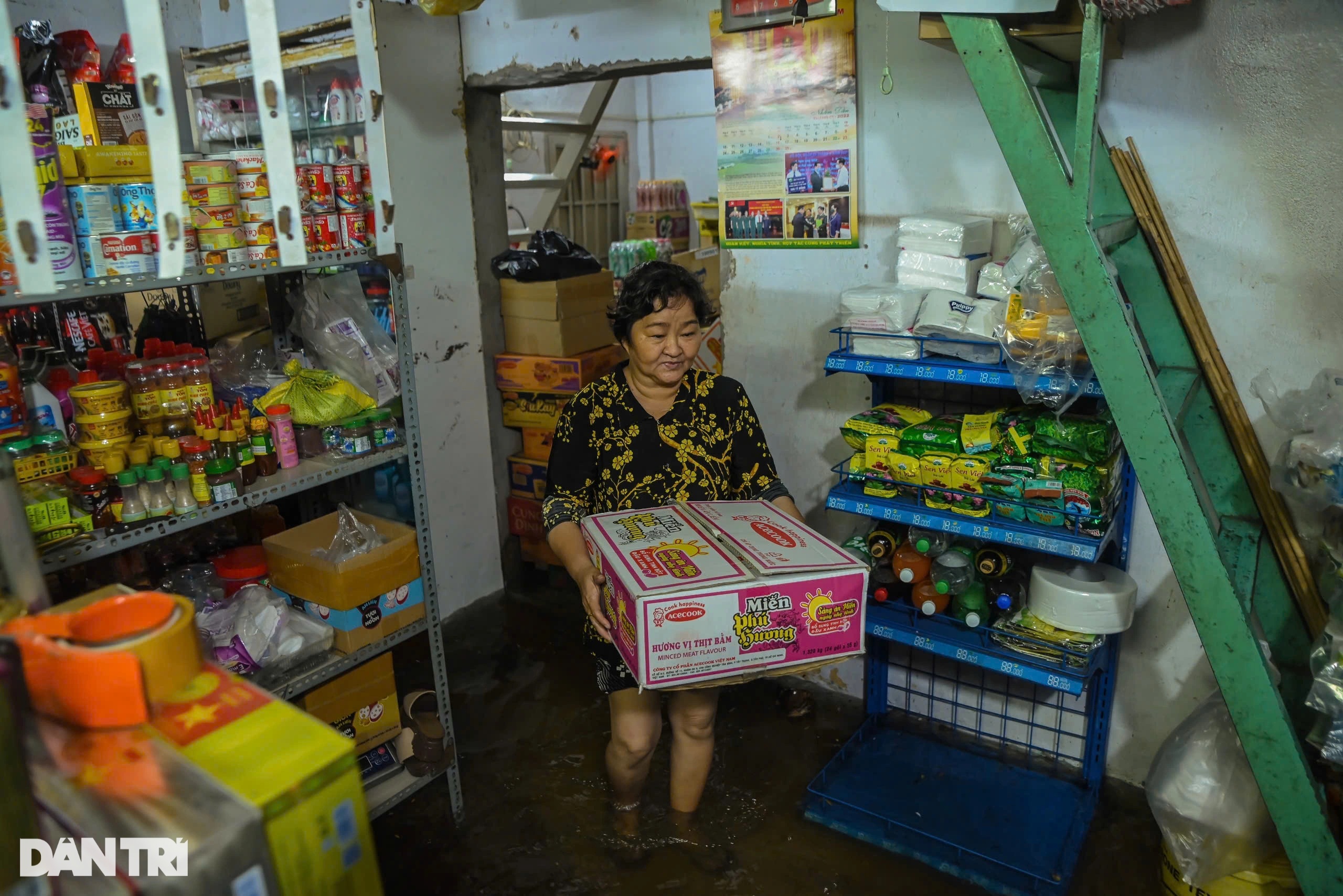 View - Mưa lớn kết hợp triều cường gây ngập nhiều nơi ở TPHCM | Báo Dân trí