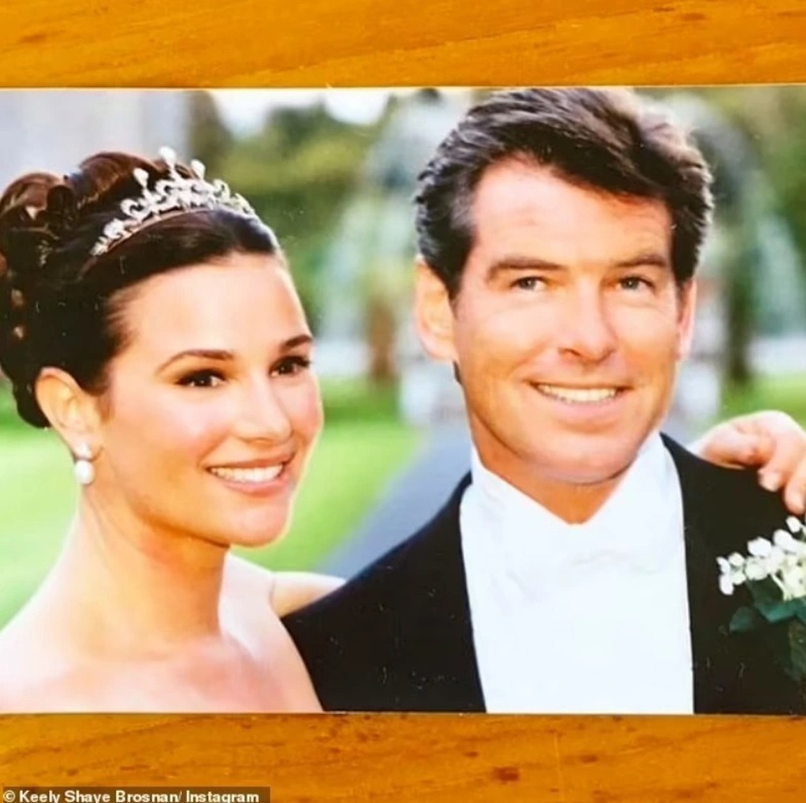 Hơn 20 năm chung sống, tài tử Pierce Brosnan vẫn yêu chiều vợ hết mực - 3 Hơn 20 năm chung sống, tài tử Pierce Brosnan vẫn yêu chiều vợ hết mực - 3