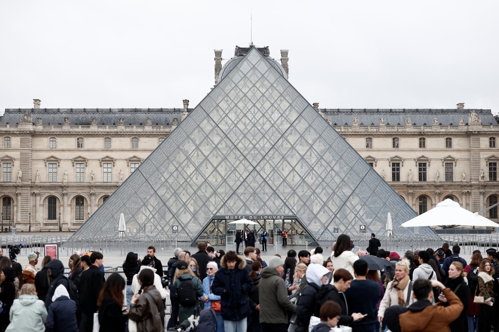 Lỗ hổng nghiêm trọng trong vụ cướp báu vật vô giá tại bảo tàng Louvre - 1 Lỗ hổng nghiêm trọng trong vụ cướp báu vật vô giá tại bảo tàng Louvre - 1