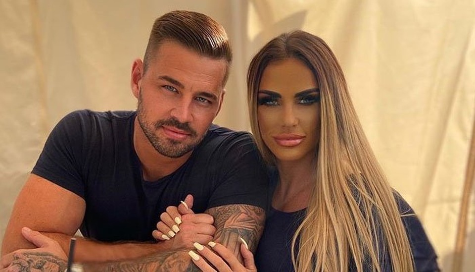 Sau tuyên bố phá sản, Katie Price bán quần áo cũ trên mạng - 7