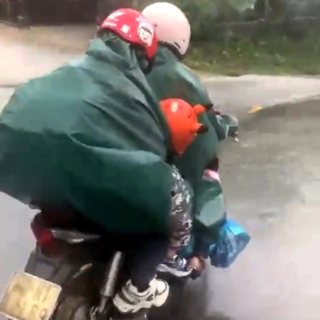 Xúc động cô giáo chở 2 con vượt 100km trong mưa gió trở lại trường sau Tết - 1 Xúc động cô giáo chở 2 con vượt 100km trong mưa gió trở lại trường sau Tết - 1