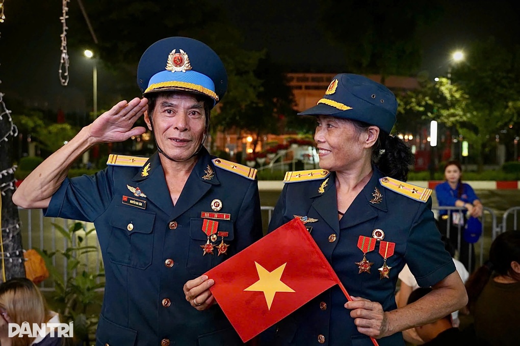 Khoảnh khắc cựu binh ngực đầy huân chương mắt ướt nhoè giữa biển cờ Hà Nội - 3 Khoảnh khắc cựu binh ngực đầy huân chương mắt ướt nhoè giữa biển cờ Hà Nội - 3