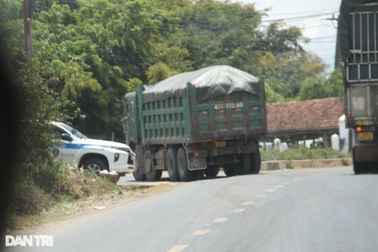 Xe cơi nới thùng, quá tải "vi vu" trên quốc lộ, vô tư thông chốt CSGT