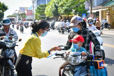 Khuyến cáo người dân ở nhà, giữ khoảng cách 1m khi tiếp xúc