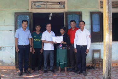 Trao hơn 55 triệu đồng đến cô giáo Vân Kiều mắc bệnh hiểm nghèo