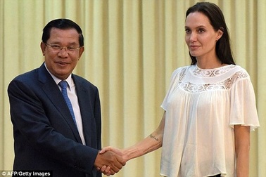 Angelina Jolie hội kiến Thủ tướng Campuchia để làm phim về Khmer Đỏ